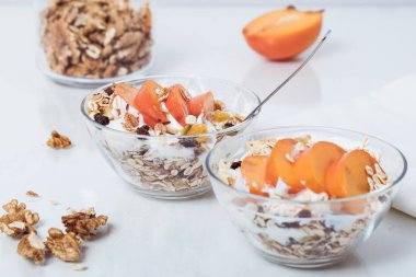 Soya yoğurt ile ev yapımı granola