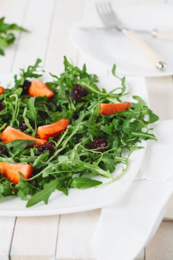 Taze salata rucola ve böğürtlen