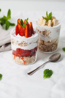 Muz ve çilek kahvaltı yulaf ile