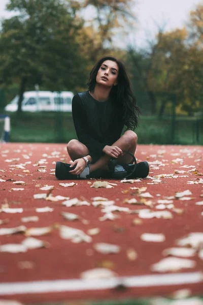 Молодая женщина позирует на баскетбольной площадке — стоковое фото