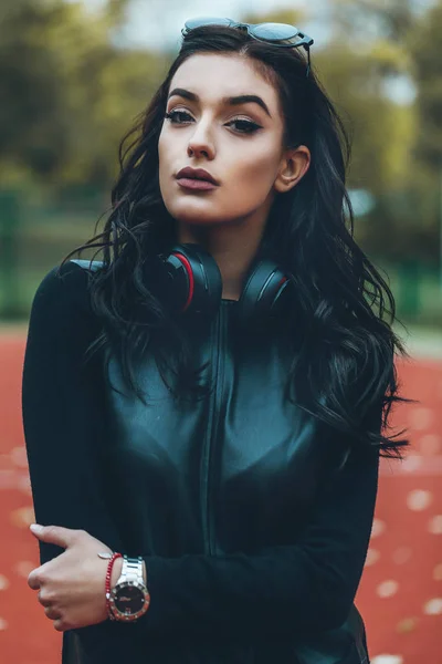 Young woman posing at basketball court — Stock Photo, Image