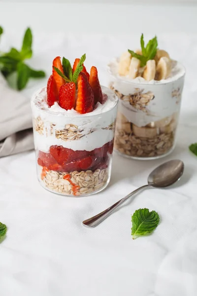 Muz ve çilek kahvaltı yulaf ile