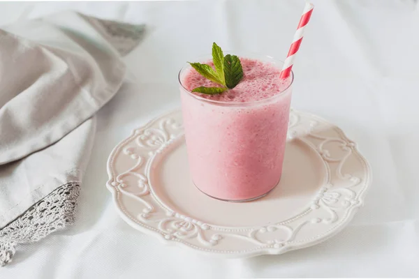 Batido de fresa batido — Foto de Stock