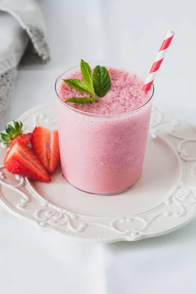 Batido de fresa batido — Foto de Stock