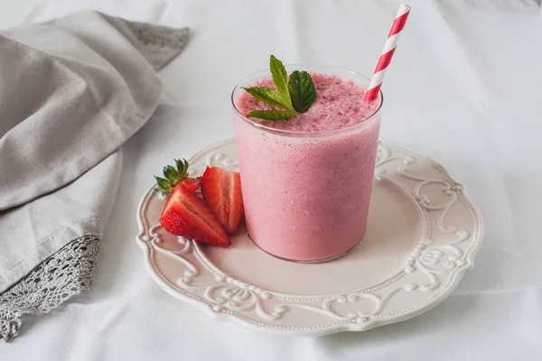 Batido de fresa batido — Foto de Stock