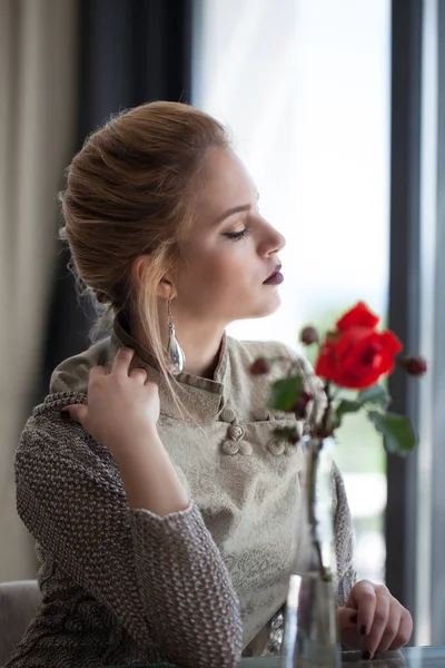 Fashion blonde girl at cafe — Stock Photo, Image