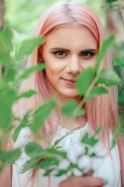 Pembe saçlı genç kadın. 