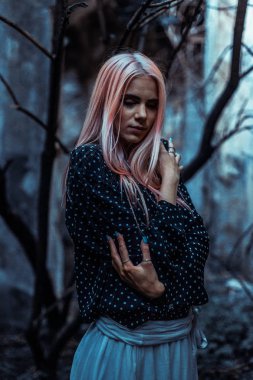 Pembe saçlı moda kız