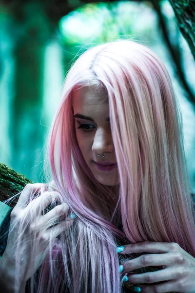 Modisches Mädchen mit rosa Haaren — Stockfoto