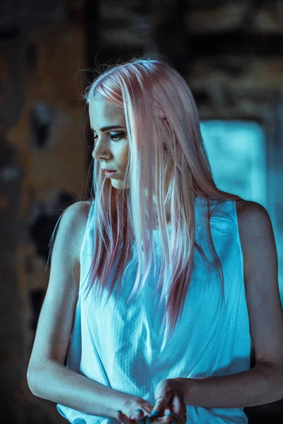 Модная девушка с розовыми волосами — стоковое фото