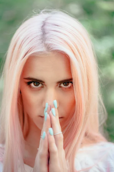 Jovem mulher com cabelo rosa — Fotografia de Stock