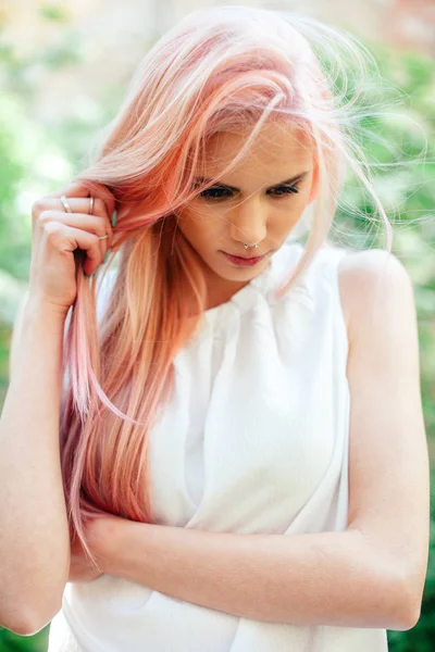 Mujer joven con el pelo rosa —  Fotos de Stock