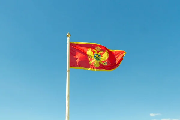 Montenegro flag på masten - Stock-foto