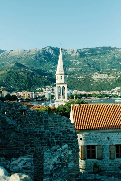 Klocktornet i gamla kyrkan — Stockfoto