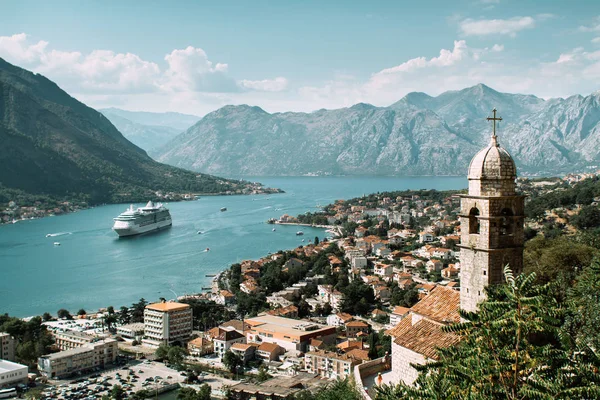 Vista de la ciudad vieja de Kotor — Foto de Stock