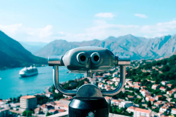 Bay bakarak gözlem dürbün