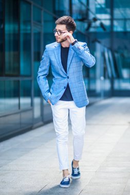 Finansal bölgesinde yürüyüş iş adamı