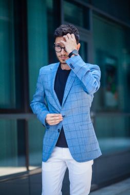 Finansal bölgesinde yürüyüş iş adamı