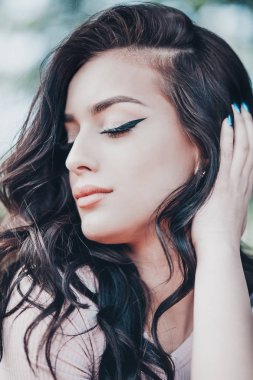 genç seksi esmer kadın