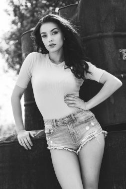 genç seksi esmer kadın