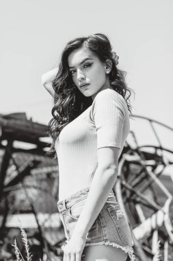 genç seksi esmer kadın