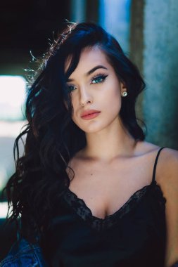 genç seksi esmer kadın