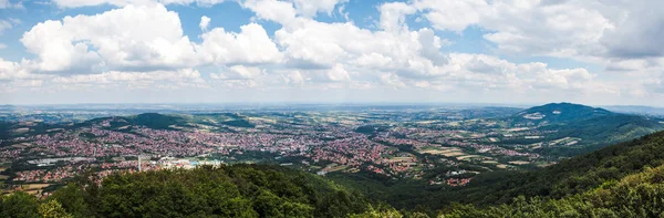 Dağlarda şehir panoraması