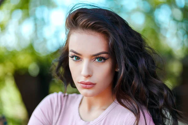 genç seksi esmer kadın