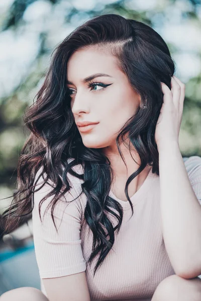 genç seksi esmer kadın