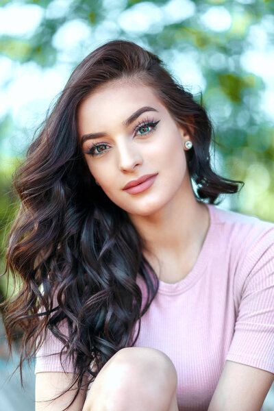 молодая чувственная брюнетка
