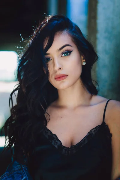 genç seksi esmer kadın