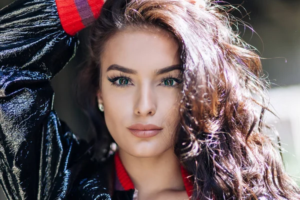 genç seksi esmer kadın