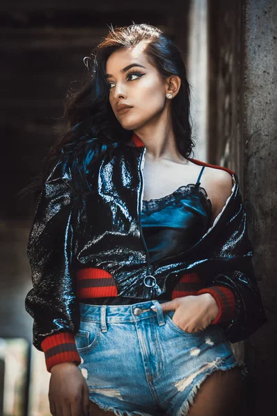 genç seksi esmer kadın