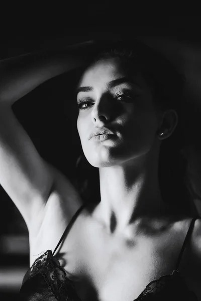 genç seksi esmer kadın