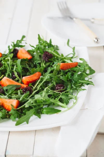 Fresh salad with rocket salad — Stock Photo, Image