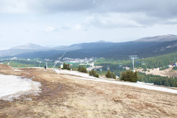 Téléphérique dans les montagnes pittoresques — Photo