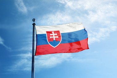Slovakya bayrağı direği üzerinde 