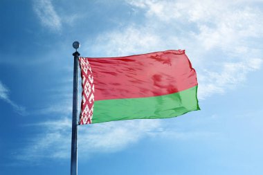 Beyaz Rusya bayrağı direği üzerinde 