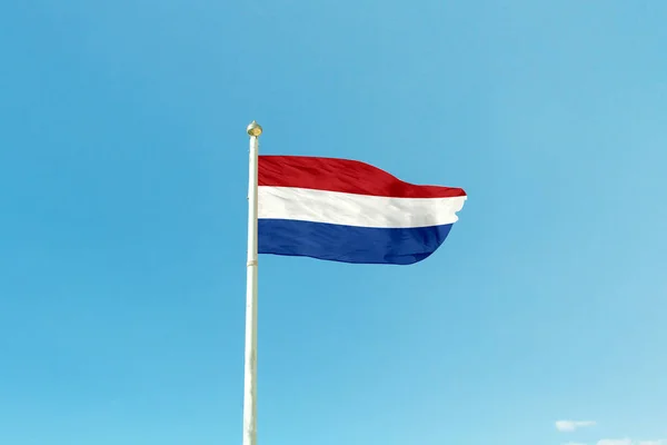 ธงเนเธอร์แลนด์บนเสา — ภาพถ่ายสต็อก