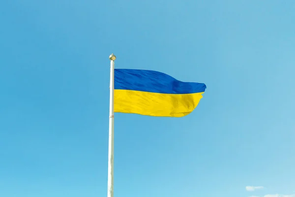 Прапор України з щогли — стокове фото