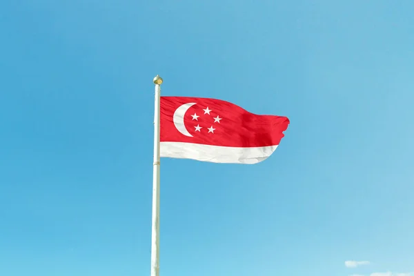 Bandeira de Singapura no mastro — Fotografia de Stock
