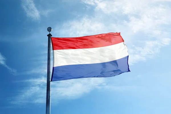 Luxembourgs flagg på masten – stockfoto