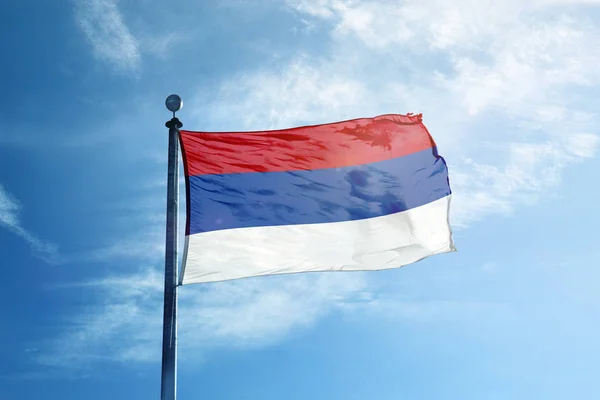 Serbias flagg på masten – stockfoto
