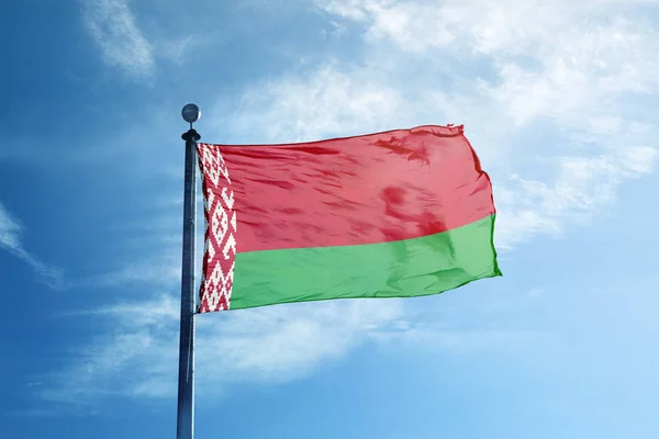 Beyaz Rusya bayrağı direği üzerinde 