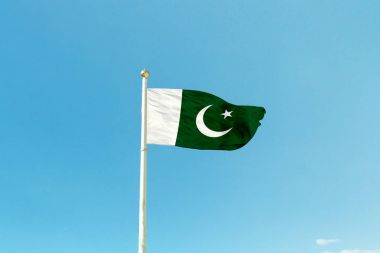 Pakistan bayrağı direkte 