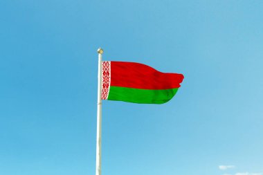Beyaz Rusya bayrağı direği üzerinde 