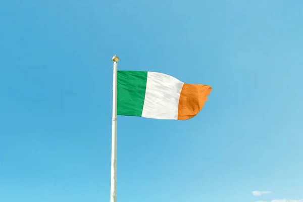 Irländsk flagg på masten — Stockfoto