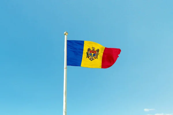 Bandera de Moldavia en el mástil —  Fotos de Stock