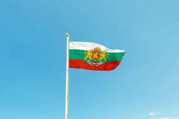 Bulgaristan bayrağı direği üzerinde — Stok fotoğraf