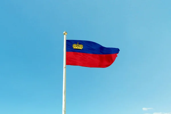 Bandeira do Liechtenstein no mastro — Fotografia de Stock